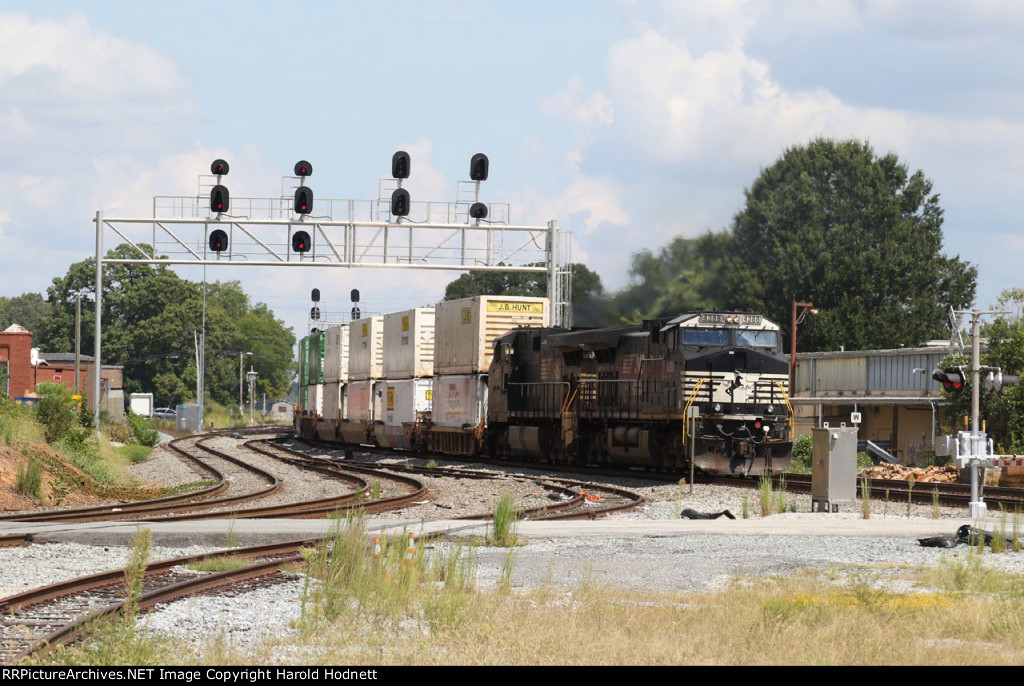 NS 4388 pushes on the rear of train 28R